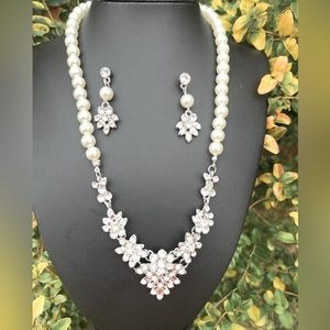 Jewelry set with pair of earrings